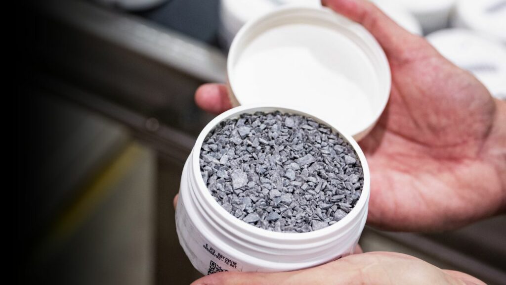Webinar recording thumbnail with text "Grabación del Webinar — Introducción a Chrysos PhotonAssay™" alongside an open sample jar containing crushed ore